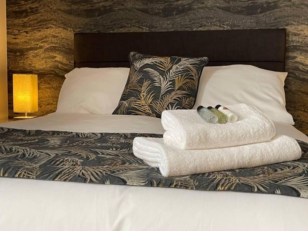 The Corner Rooms At The Black Horse Inn 스페니무어 객실 사진