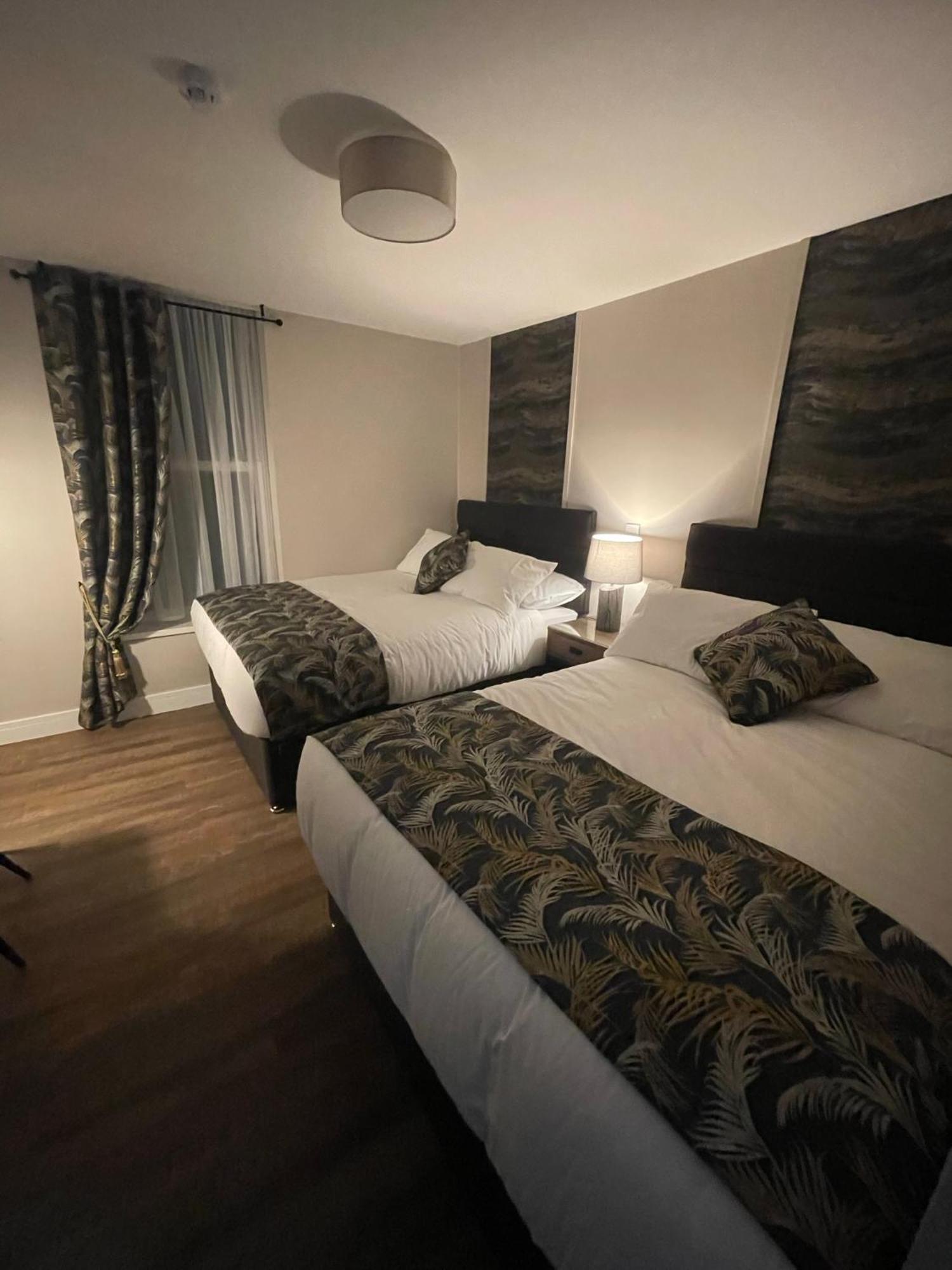 The Corner Rooms At The Black Horse Inn 스페니무어 객실 사진
