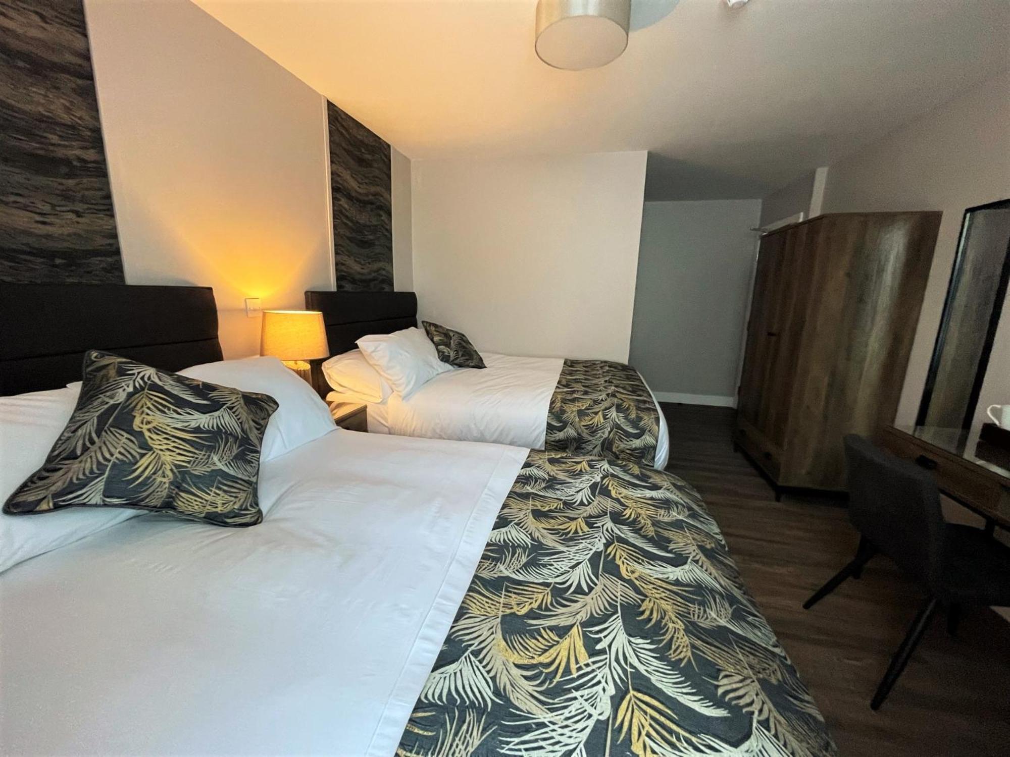 The Corner Rooms At The Black Horse Inn 스페니무어 객실 사진